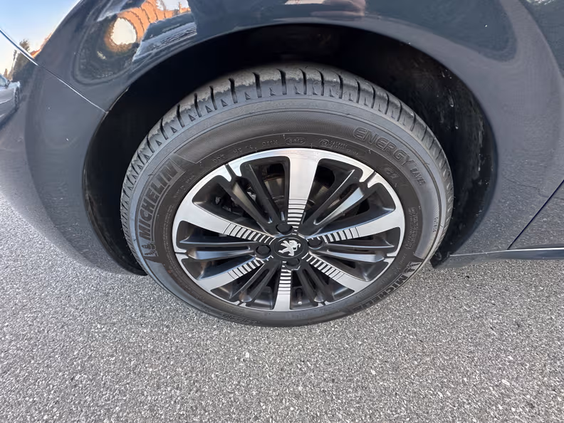 Peugeot 208 - 10