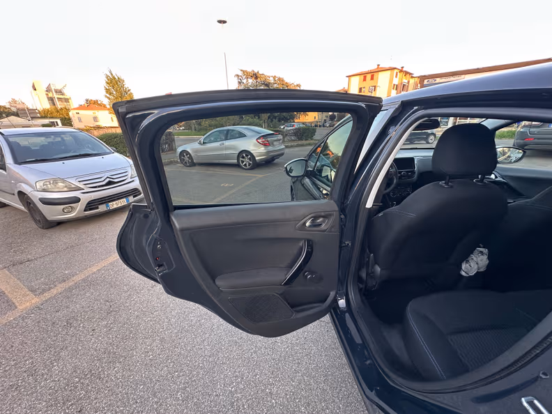 Peugeot 208 - 23