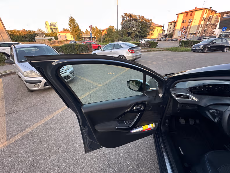 Peugeot 208 - 21