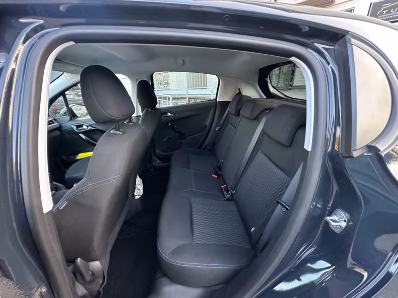 Peugeot 208 - 24