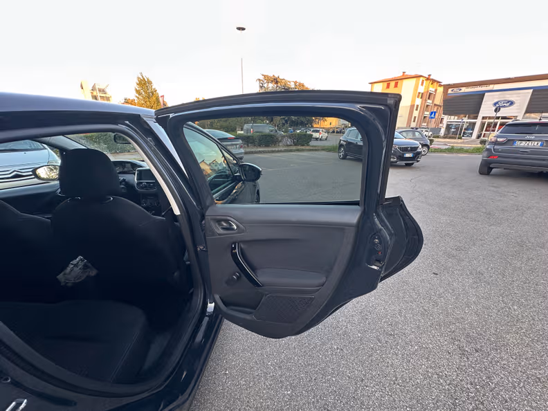 Peugeot 208 - 25