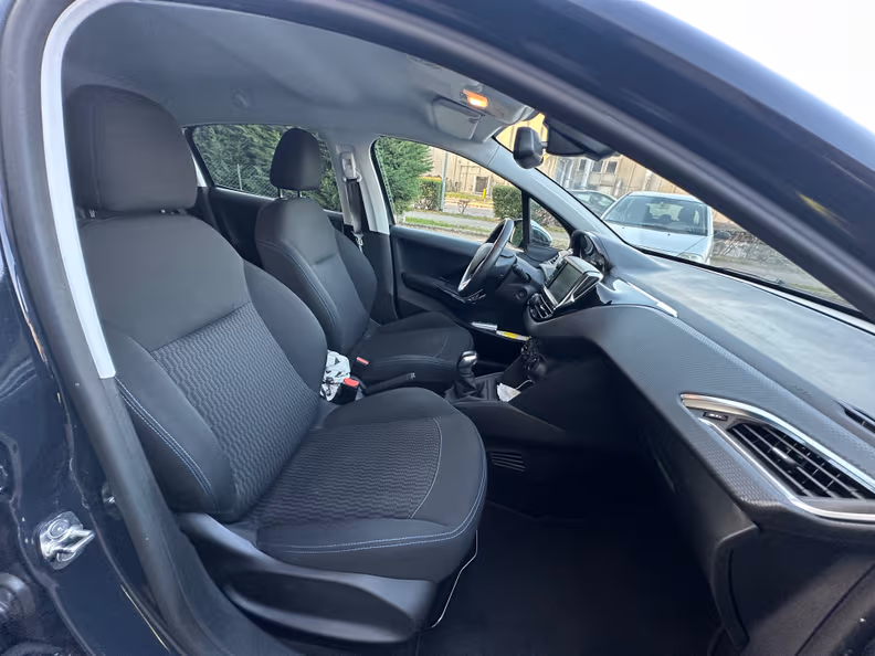 Peugeot 208 - 28