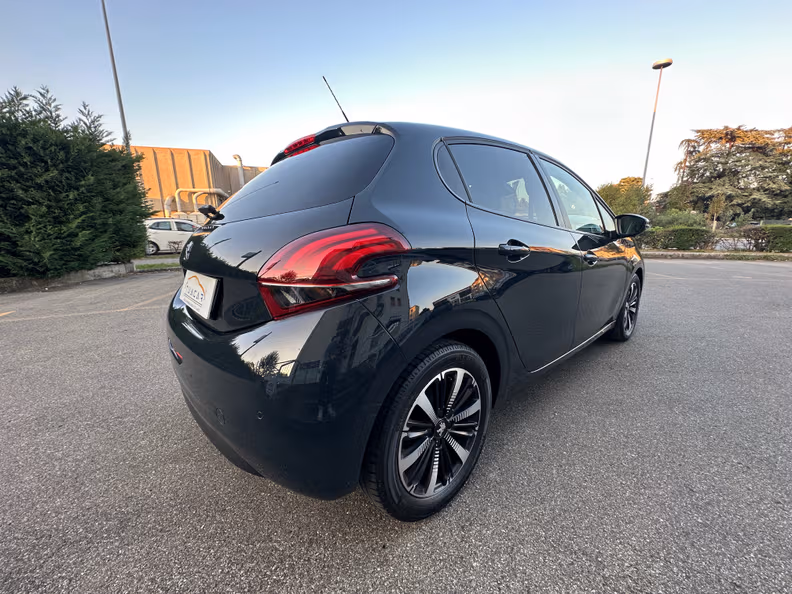 Peugeot 208 - 5