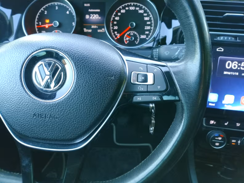 Volkswagen Golf - 22