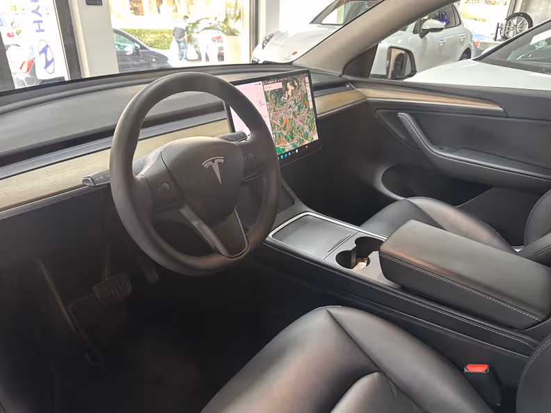 Tesla Model Y - 8