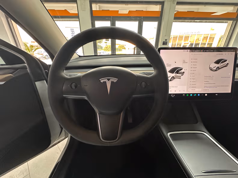Tesla Model Y - 12
