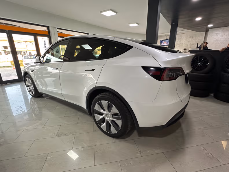 Tesla Model Y - 3