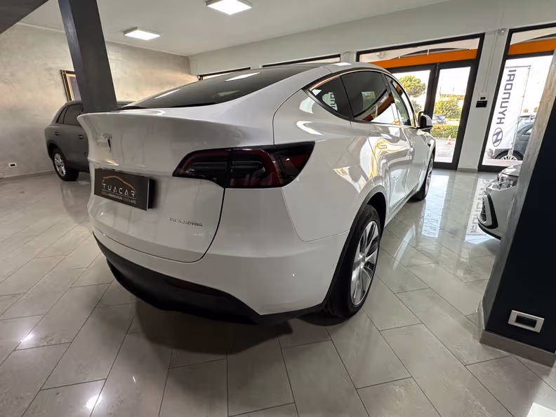 Tesla Model Y - 5
