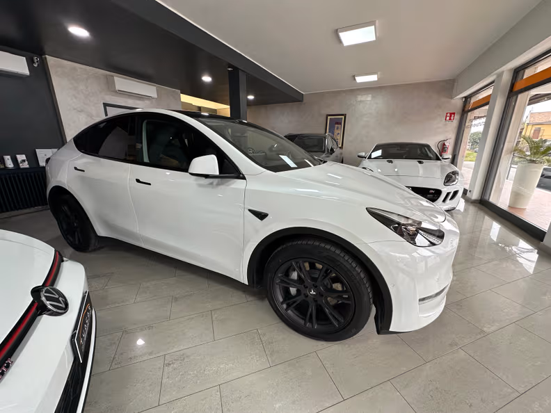 Tesla Model Y - 6