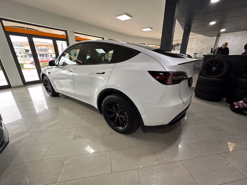 Tesla Model Y - 3