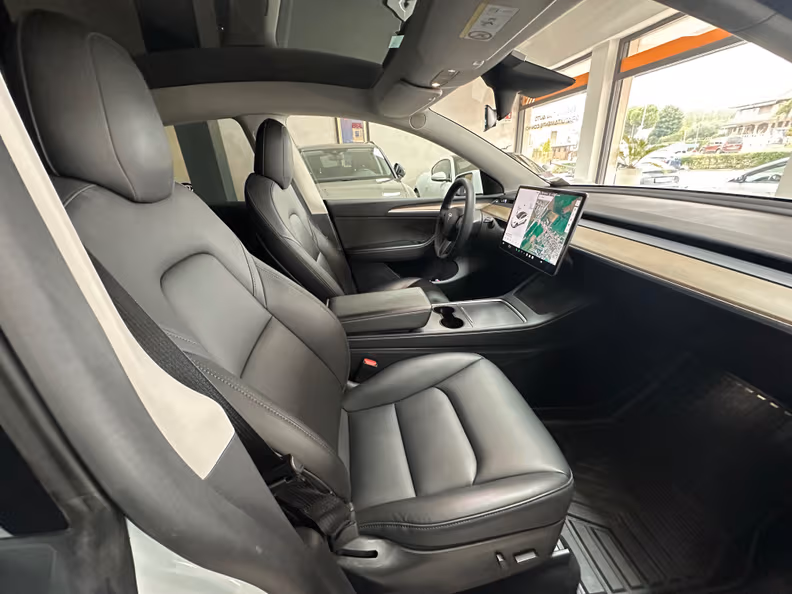 Tesla Model Y - 14