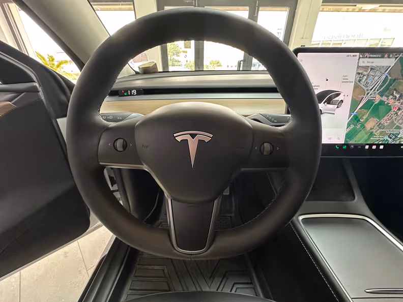 Tesla Model Y - 9