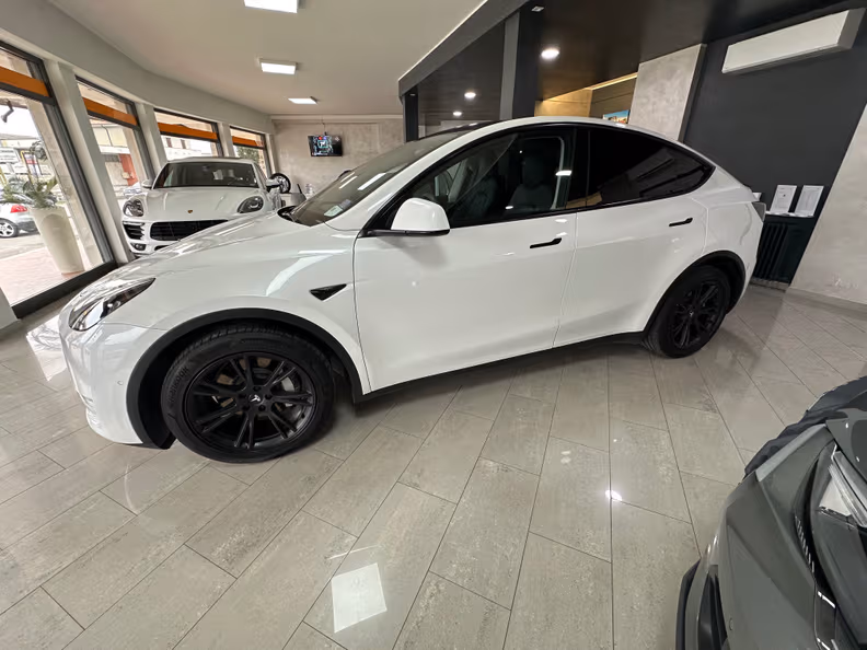 Tesla Model Y - 2