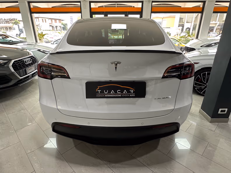 Tesla Model Y - 4