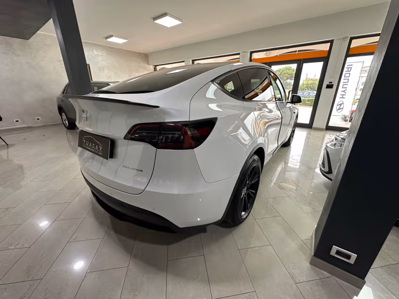 Tesla Model Y - 5