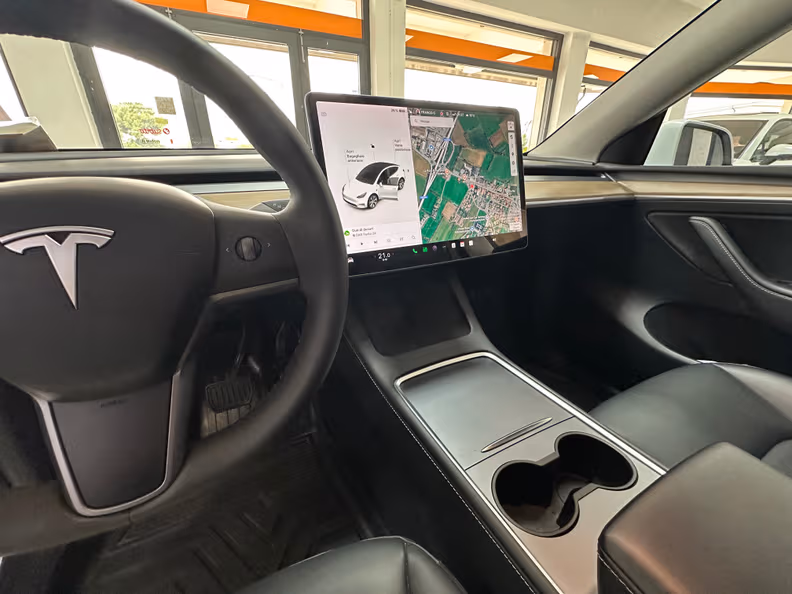 Tesla Model Y - 12
