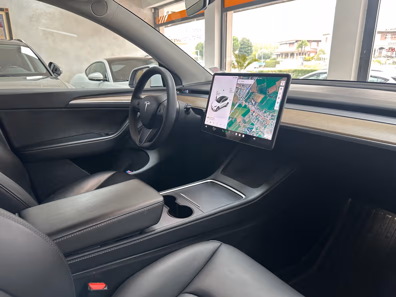 Tesla Model Y - 8