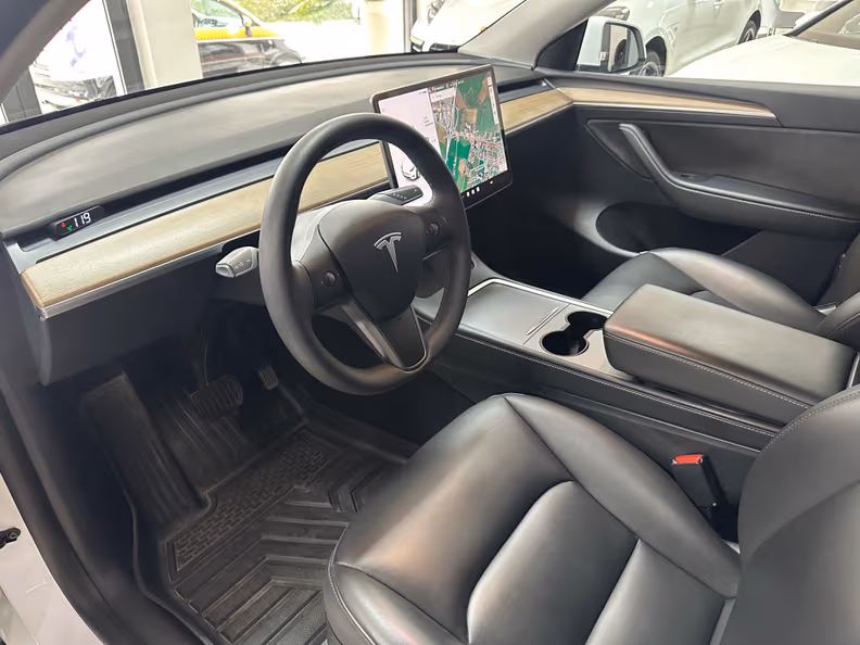 Tesla Model Y - 11