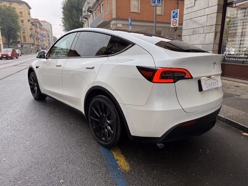 Tesla Model Y - 4