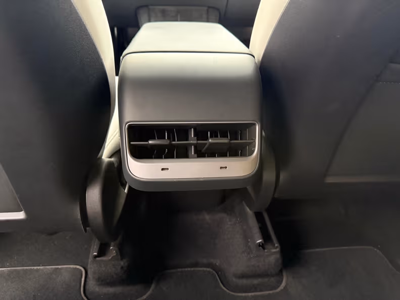Tesla Model Y - 24