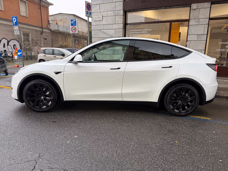 Tesla Model Y - 3