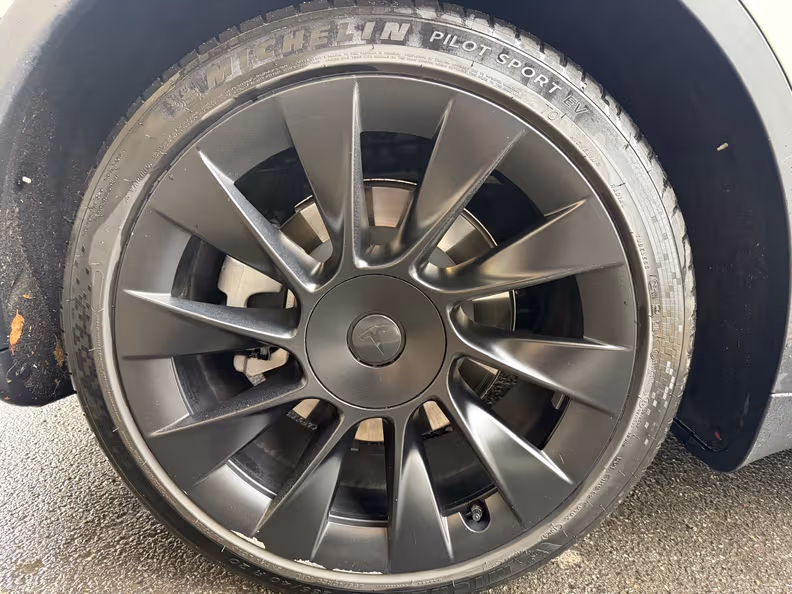Tesla Model Y - 35