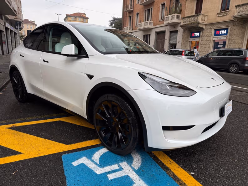 Tesla Model Y - 8