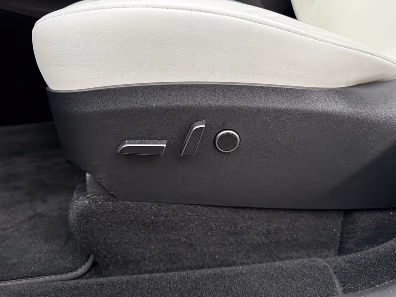 Tesla Model Y - 20