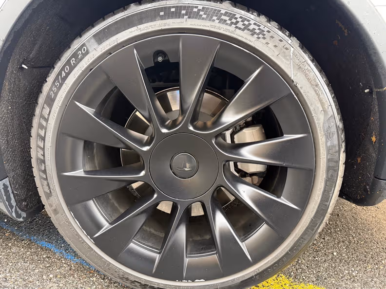 Tesla Model Y - 34