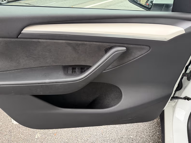 Tesla Model Y - 26