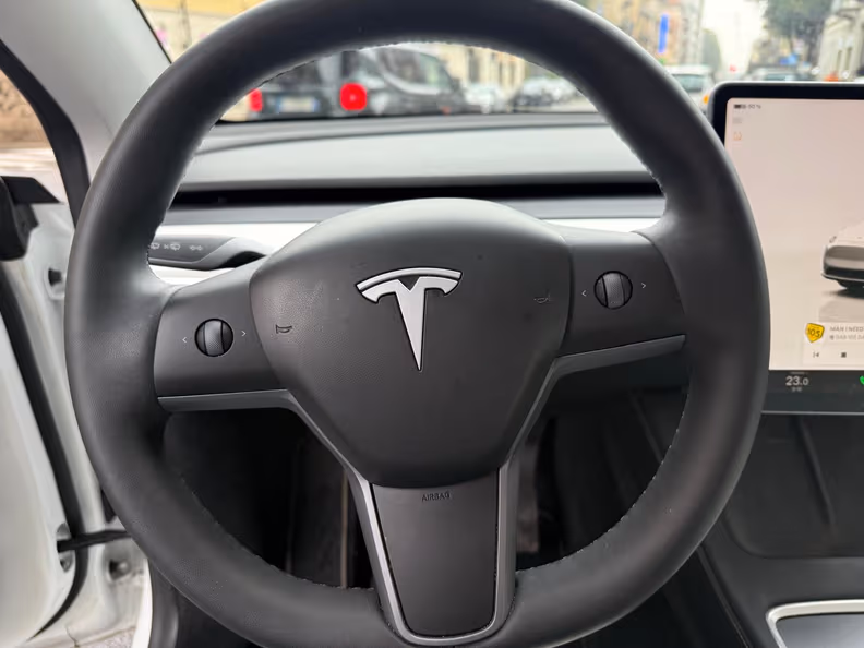 Tesla Model Y - 14