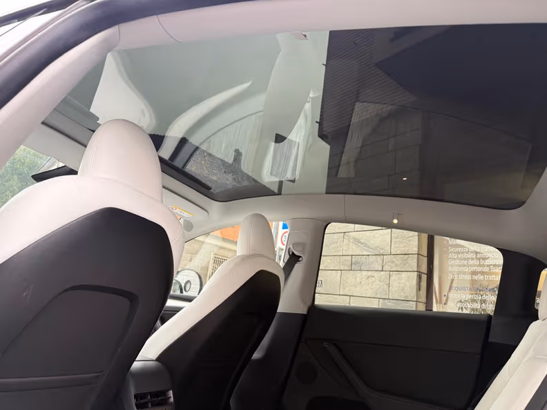 Tesla Model Y - 11