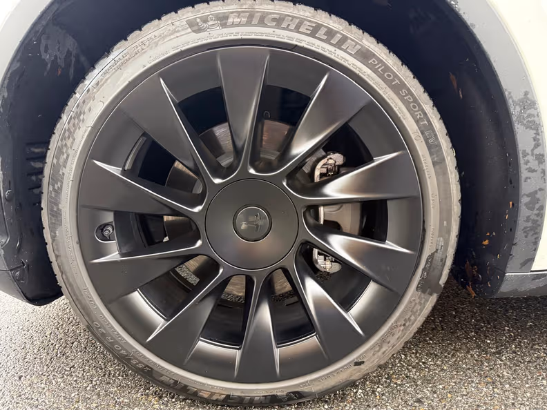 Tesla Model Y - 36
