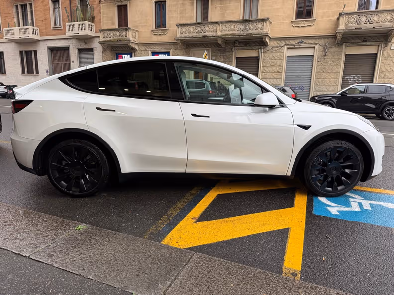 Tesla Model Y - 7