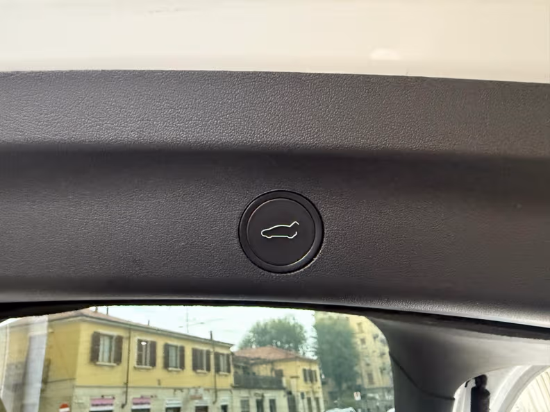 Tesla Model Y - 29