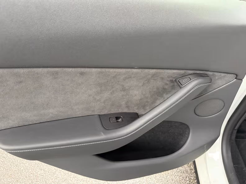 Tesla Model Y - 27
