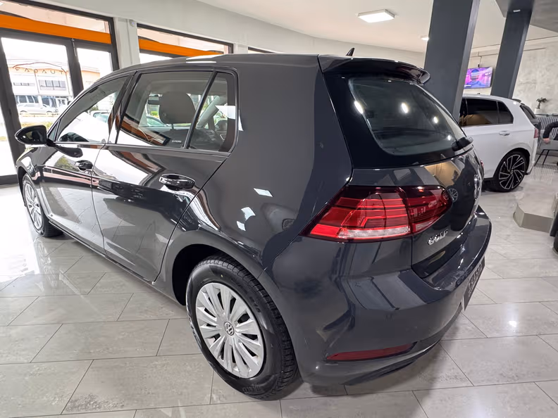 Volkswagen Golf - 6