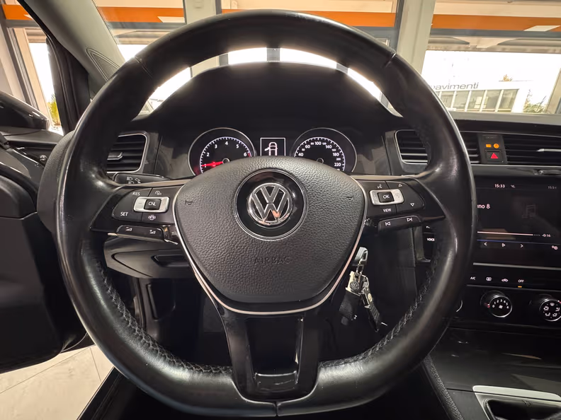 Volkswagen Golf - 10