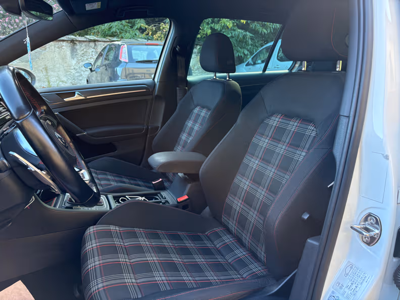 Volkswagen Golf - 24