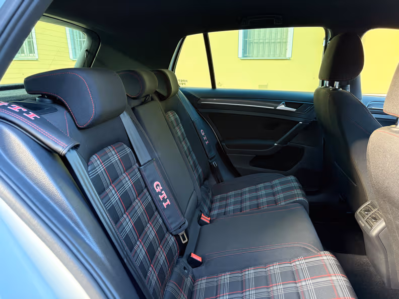 Volkswagen Golf - 28