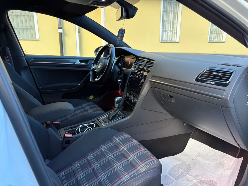 Volkswagen Golf - 25