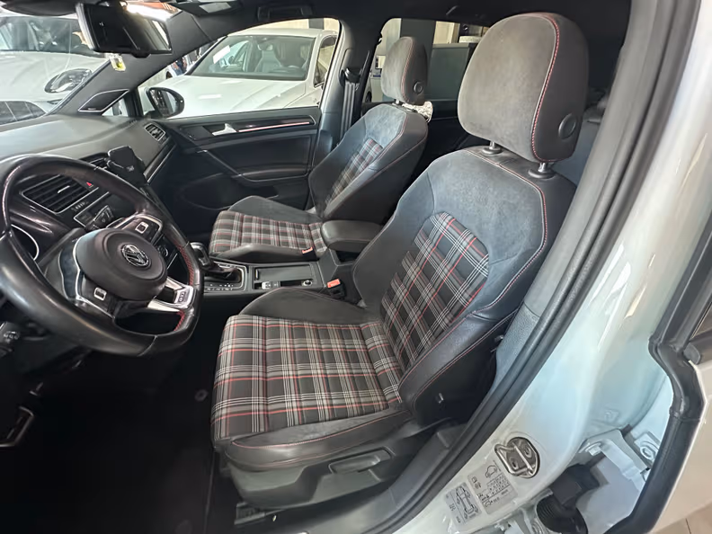 Volkswagen Golf - 13