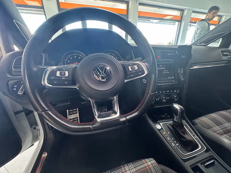 Volkswagen Golf - 10