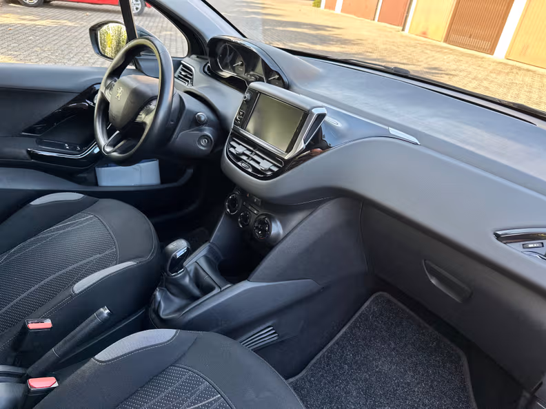 Peugeot 208 - 25