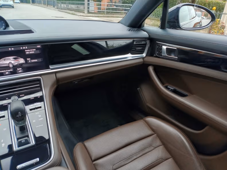 Porsche Panamera - 21