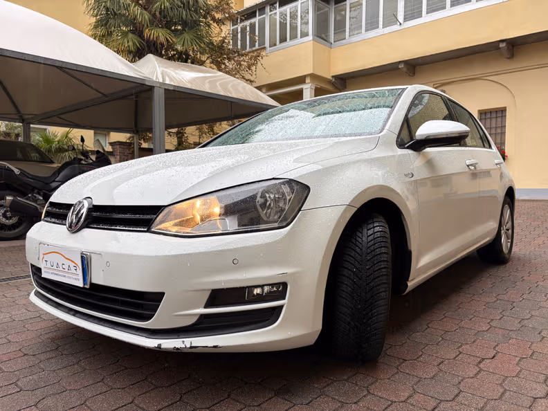 Volkswagen Golf - 1