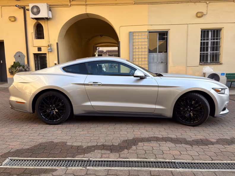 Ford Mustang - 4