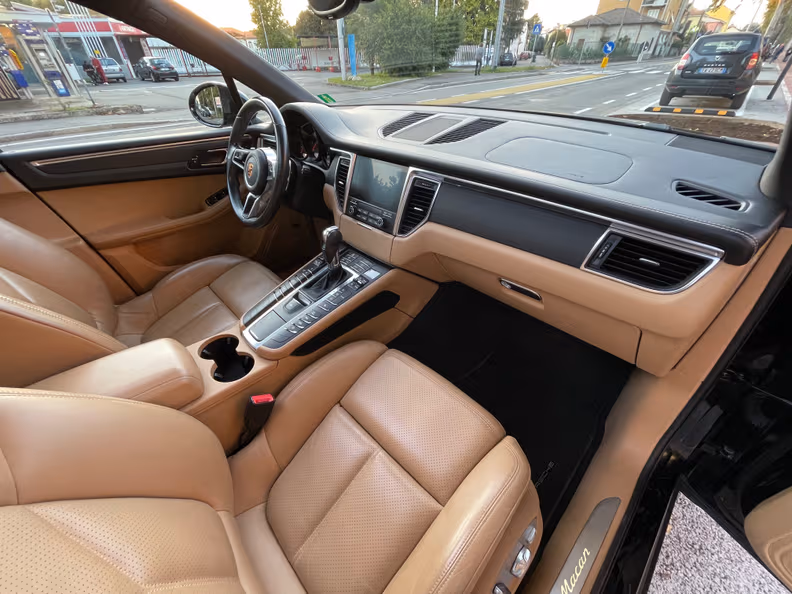 Porsche Macan - 25