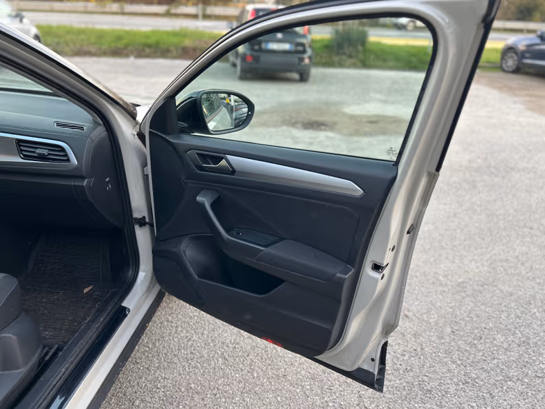 Volkswagen T-ROC - 23