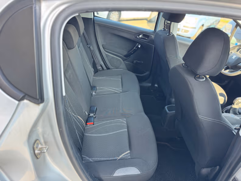 Peugeot 208 - 24
